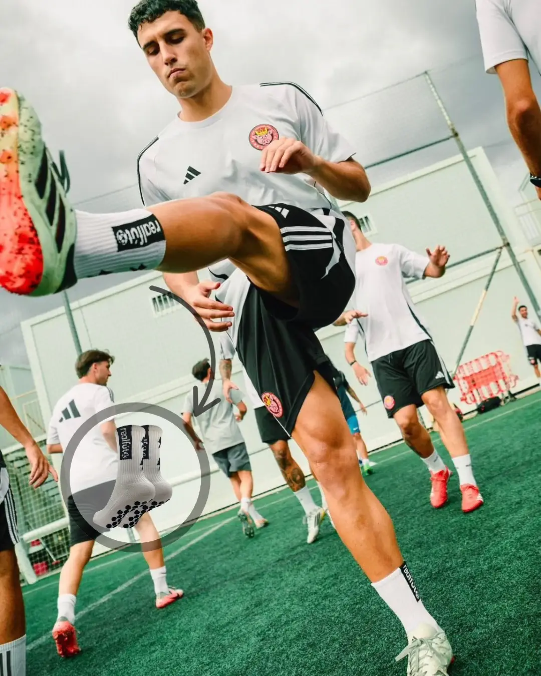 Jugador con calcetines antideslizantes de fútbol en acción